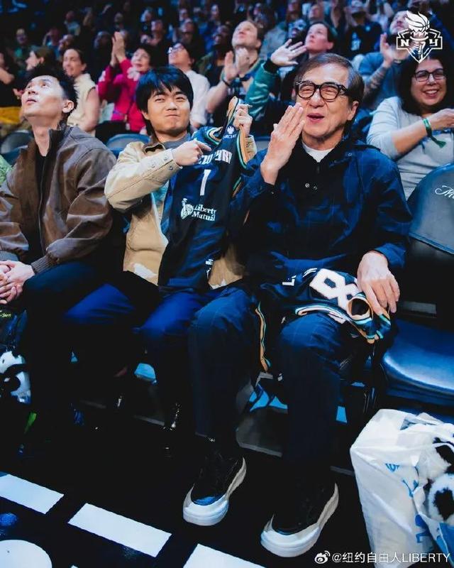 Uzi重返赛场，出色发挥首场状态出色，雄鹿观众沸腾！赛场气氛高涨(uzi发文谈重返赛场)