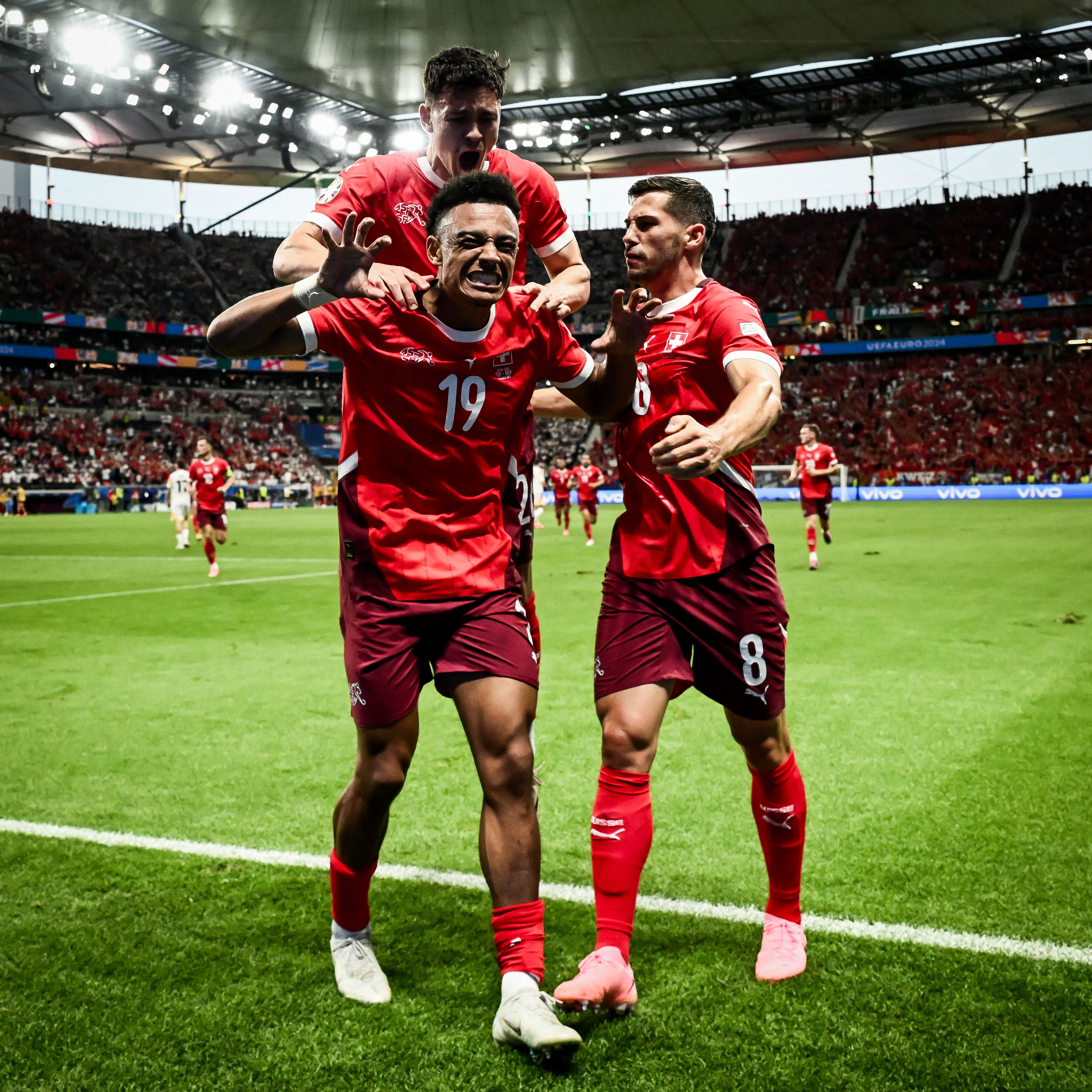 雷速-包含姆巴佩巅峰对决，费德勒与50激战拜仁分钟，势不可挡胜负难料！的词条